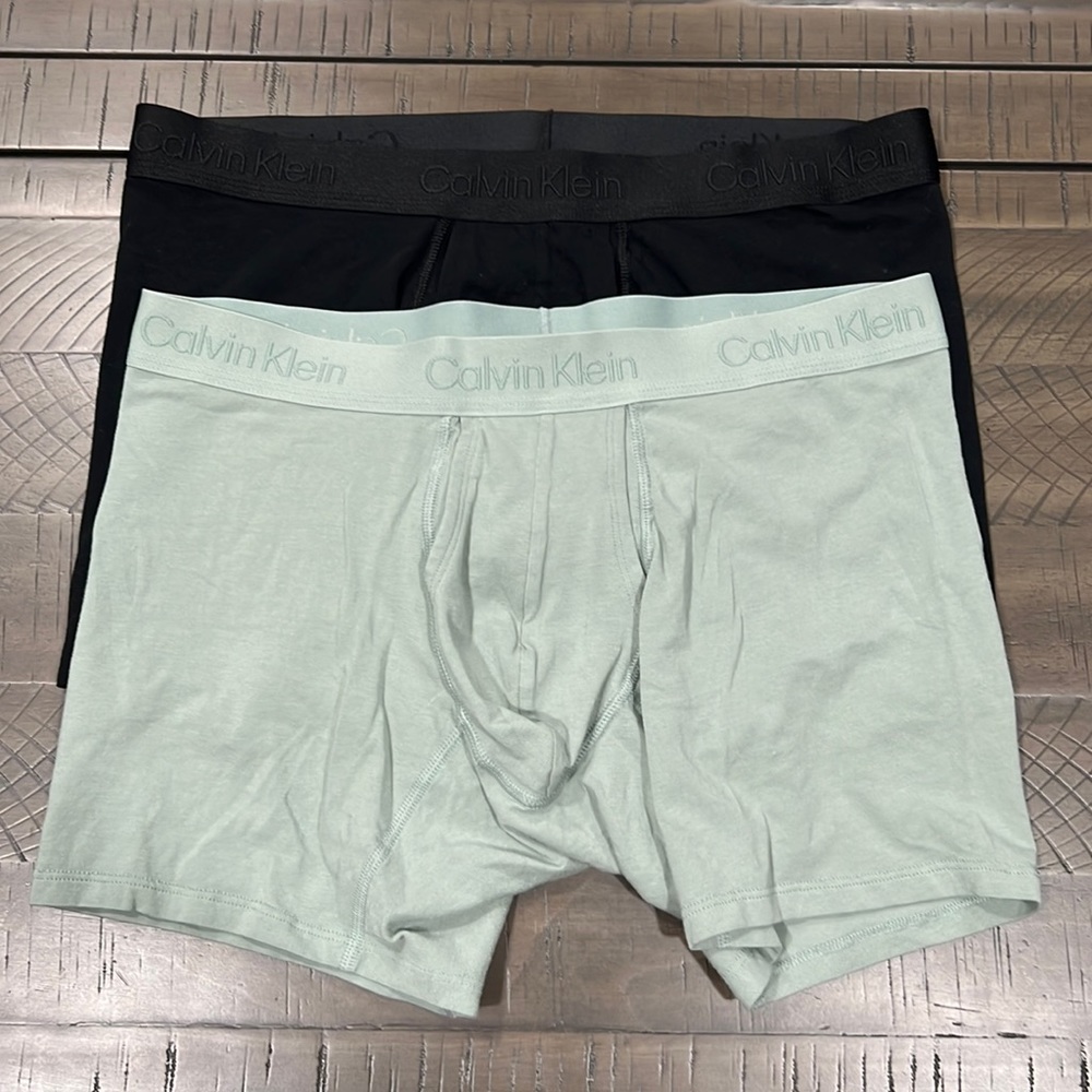 Pair of two new Calvin Klein cotton trunks. Size L . Color black and sage green.